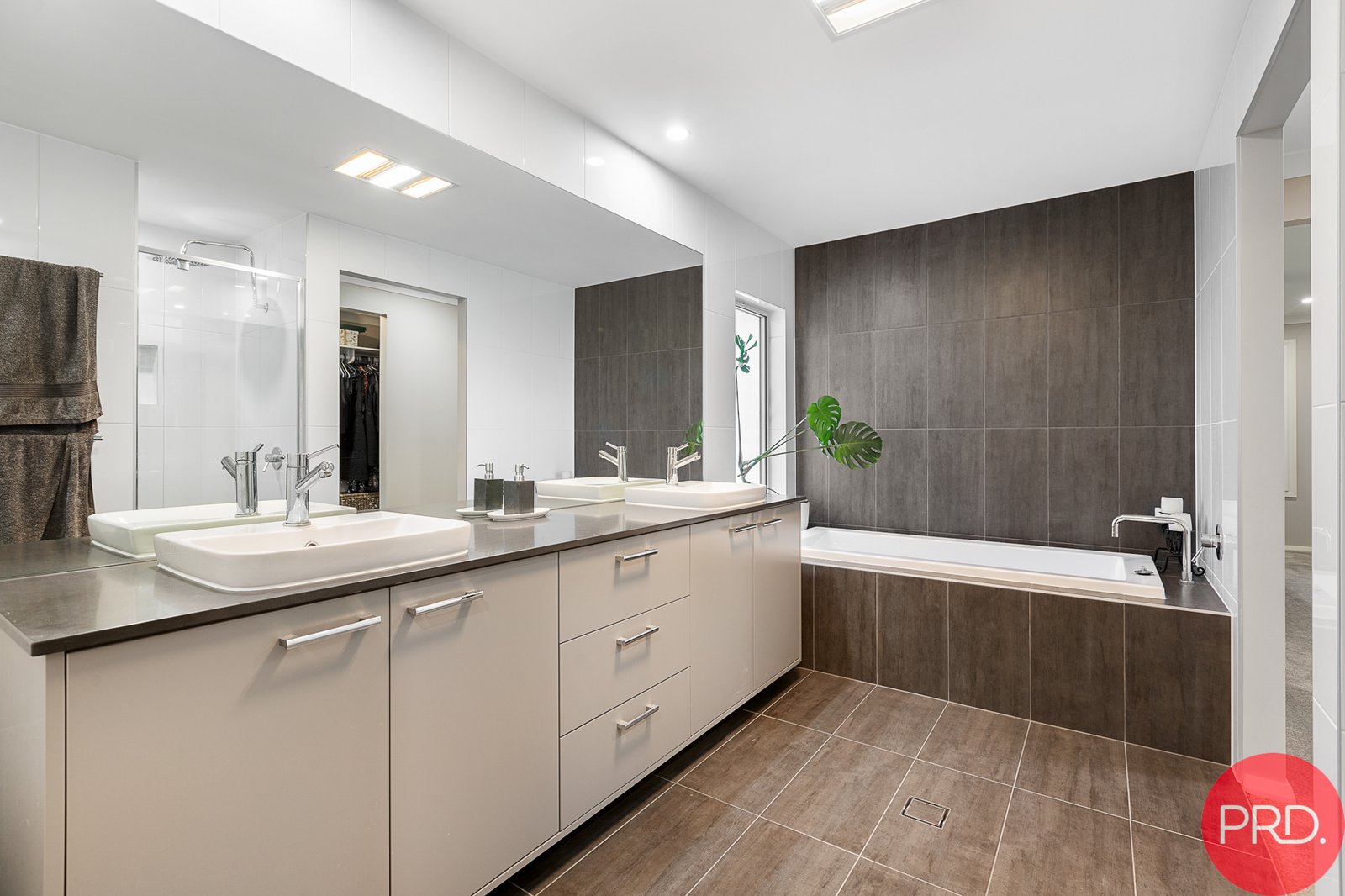 38 Plover Circuit ABERGLASSLYN 24