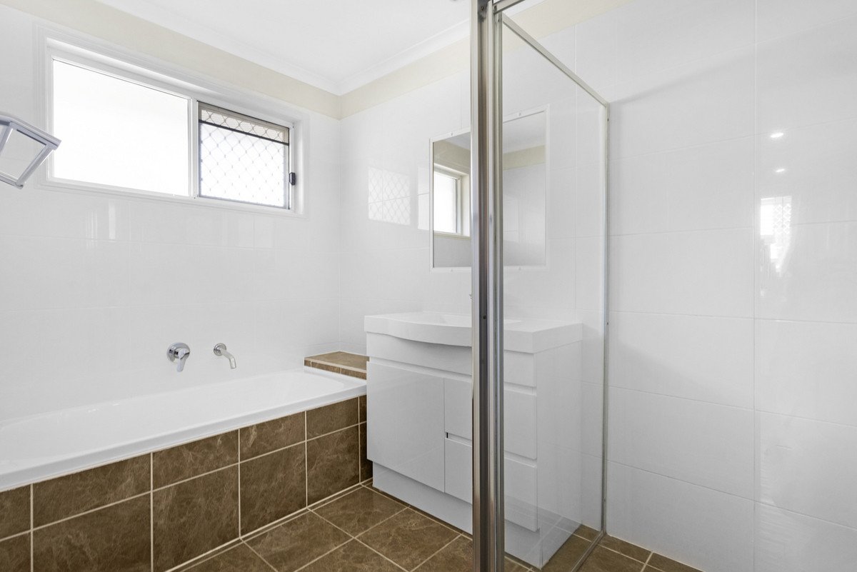 38 Roundelay Drive VARSITY LAKES 10