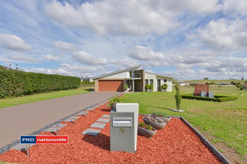 38 Sequoia Drive TAMWORTH 1
