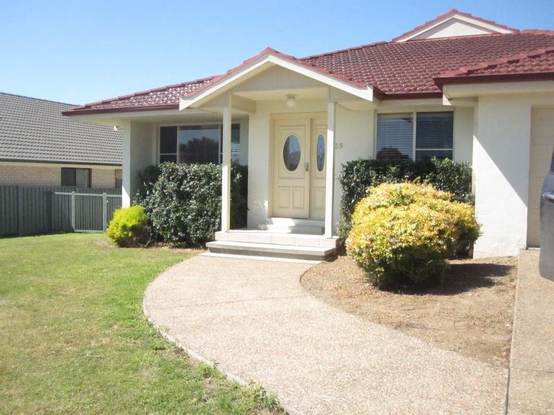 38 Warwick Road TAMWORTH 1