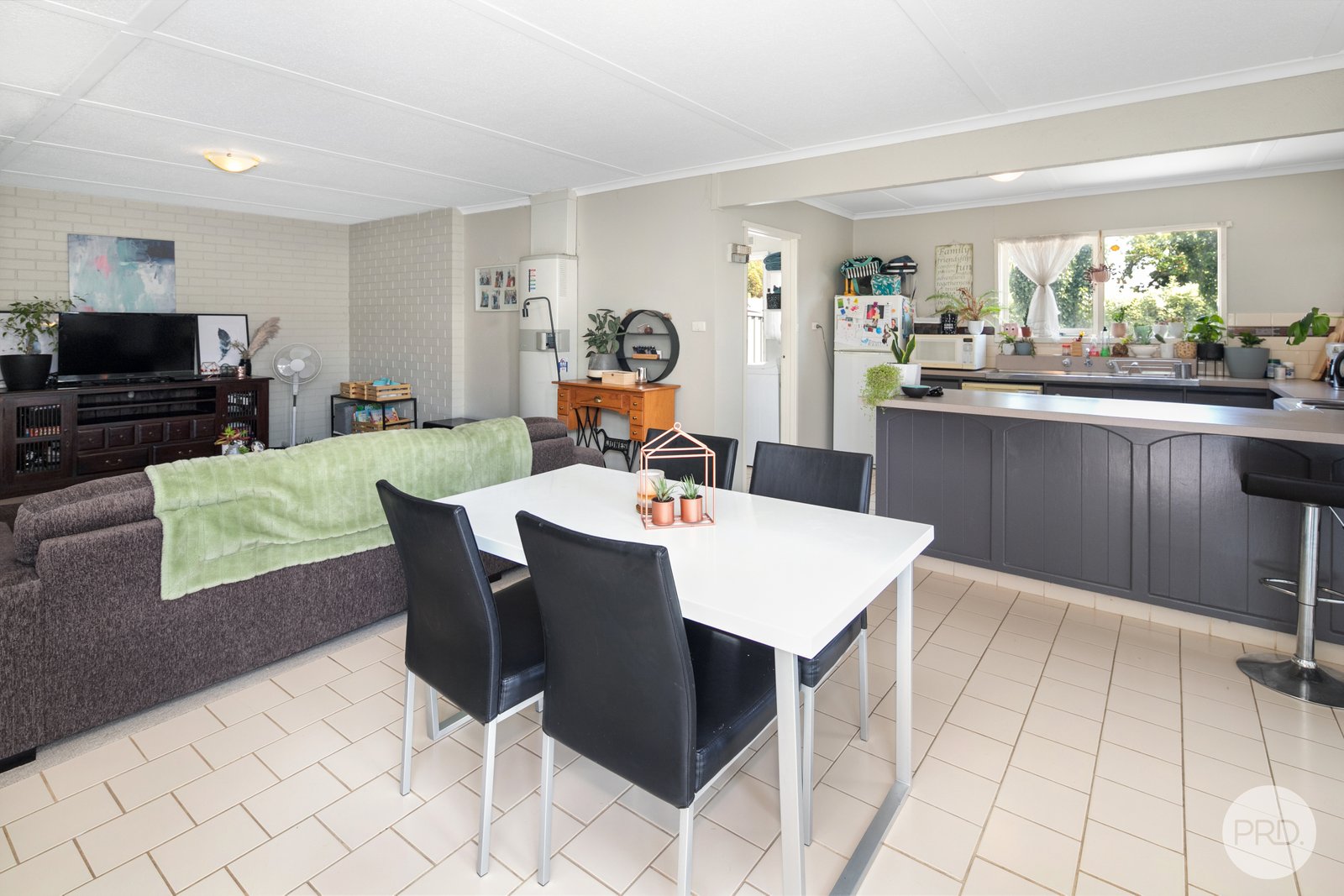 396 Richards Street CANADIAN 4