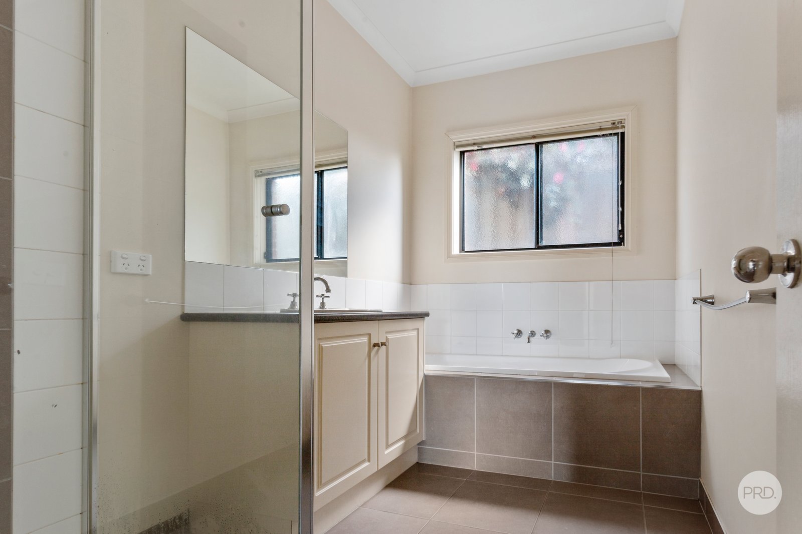 3B Ella Court KENNINGTON 10