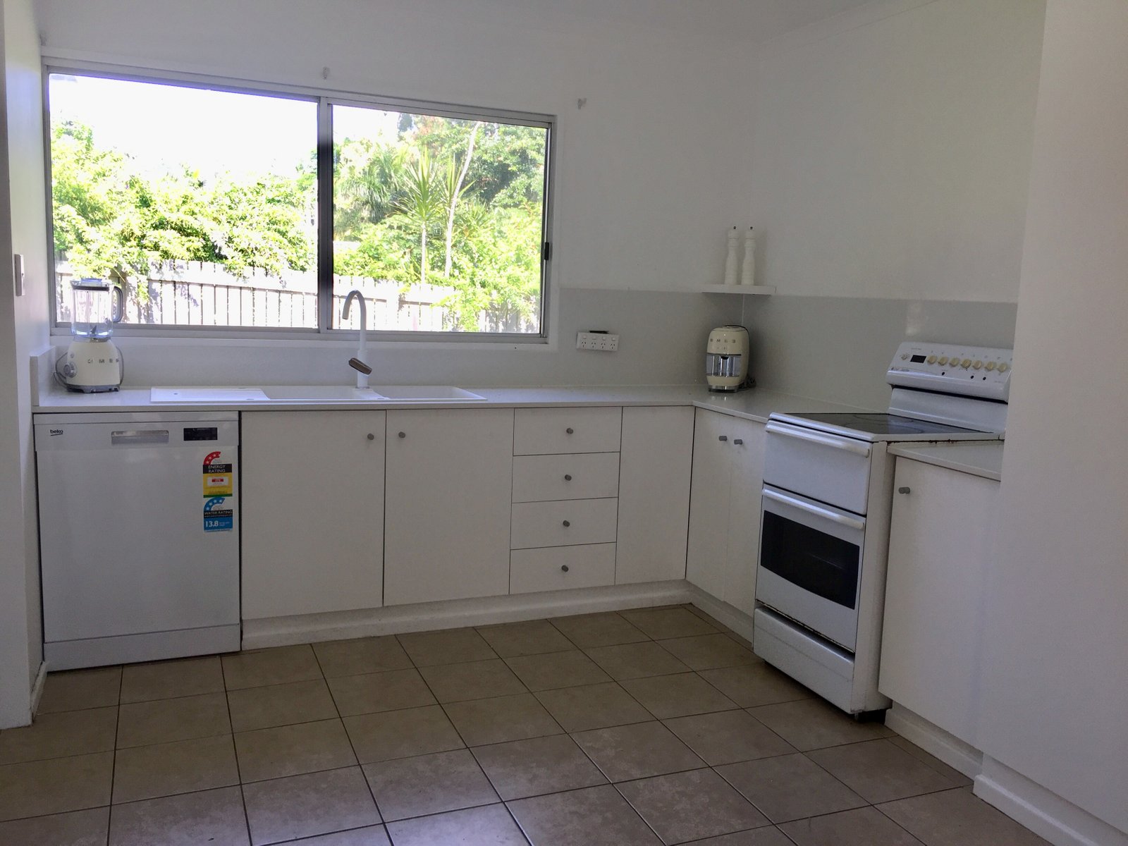 4 Adina Street CANNONVALE 5
