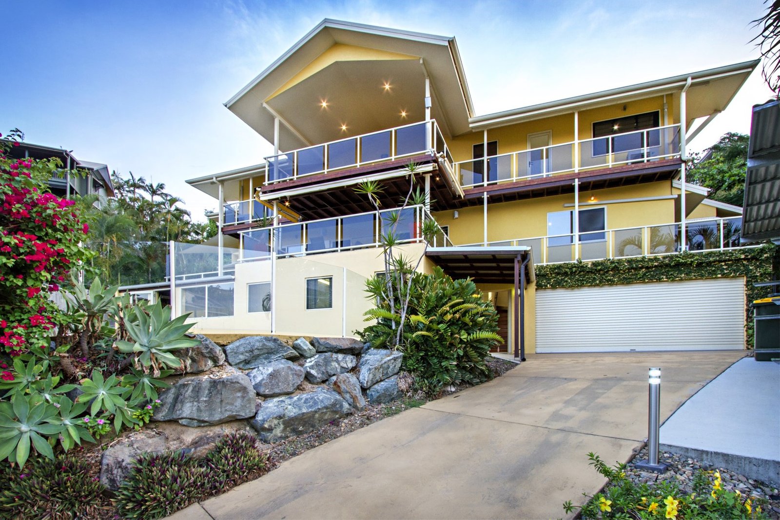 4 Airlie Crescent AIRLIE BEACH 2