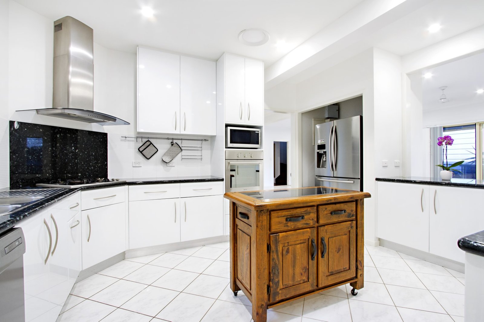 4 Airlie Crescent AIRLIE BEACH 7