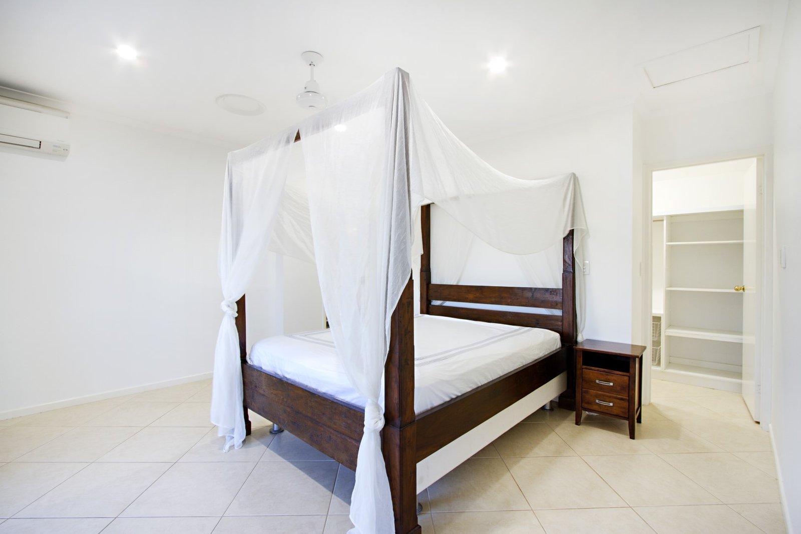 4 Airlie Crescent AIRLIE BEACH 12