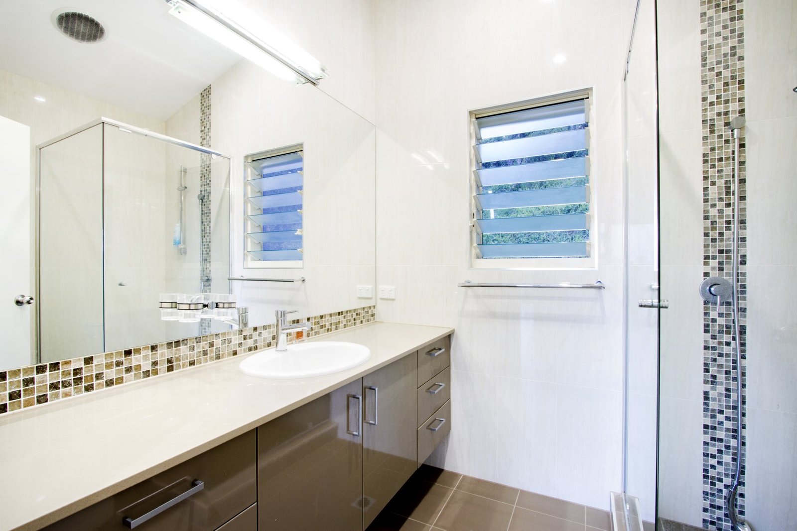 4 Airlie Crescent AIRLIE BEACH 17