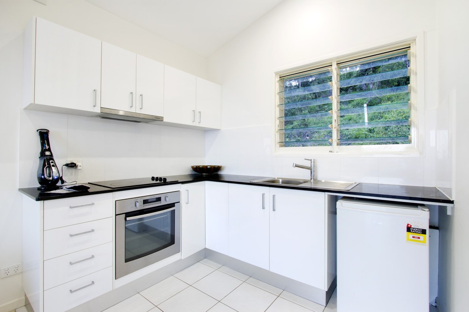 4 Airlie Crescent AIRLIE BEACH 19