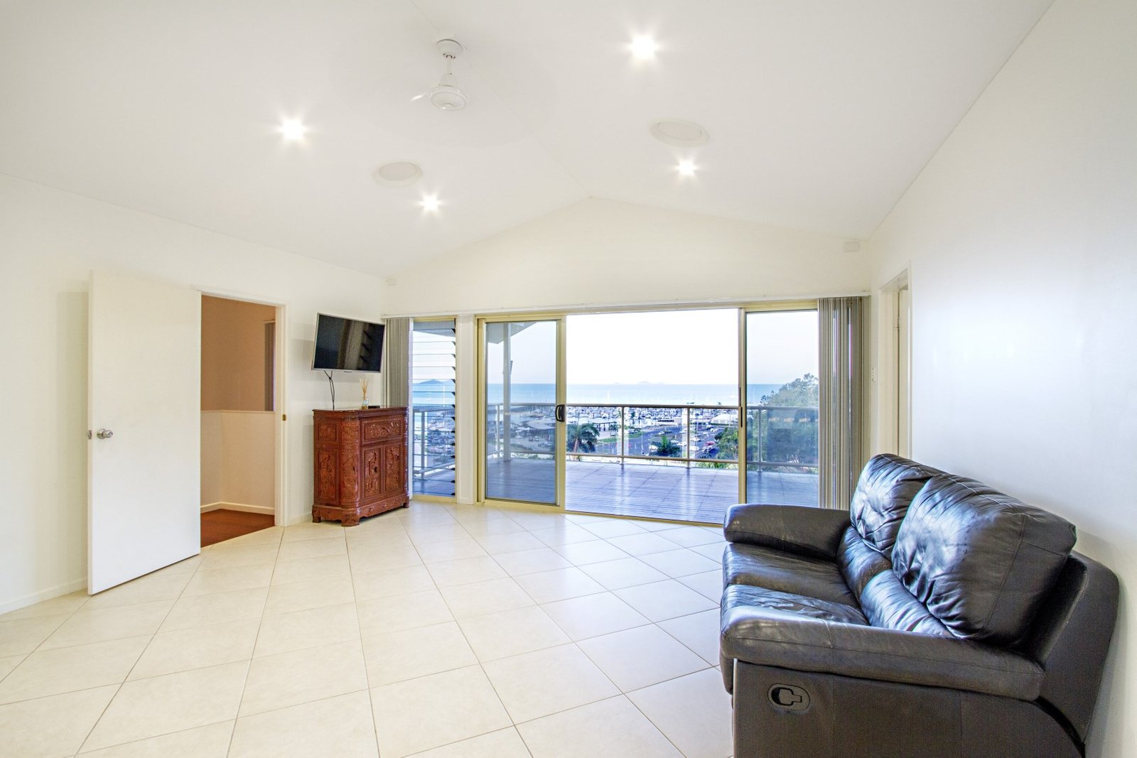 4 Airlie Crescent AIRLIE BEACH 20