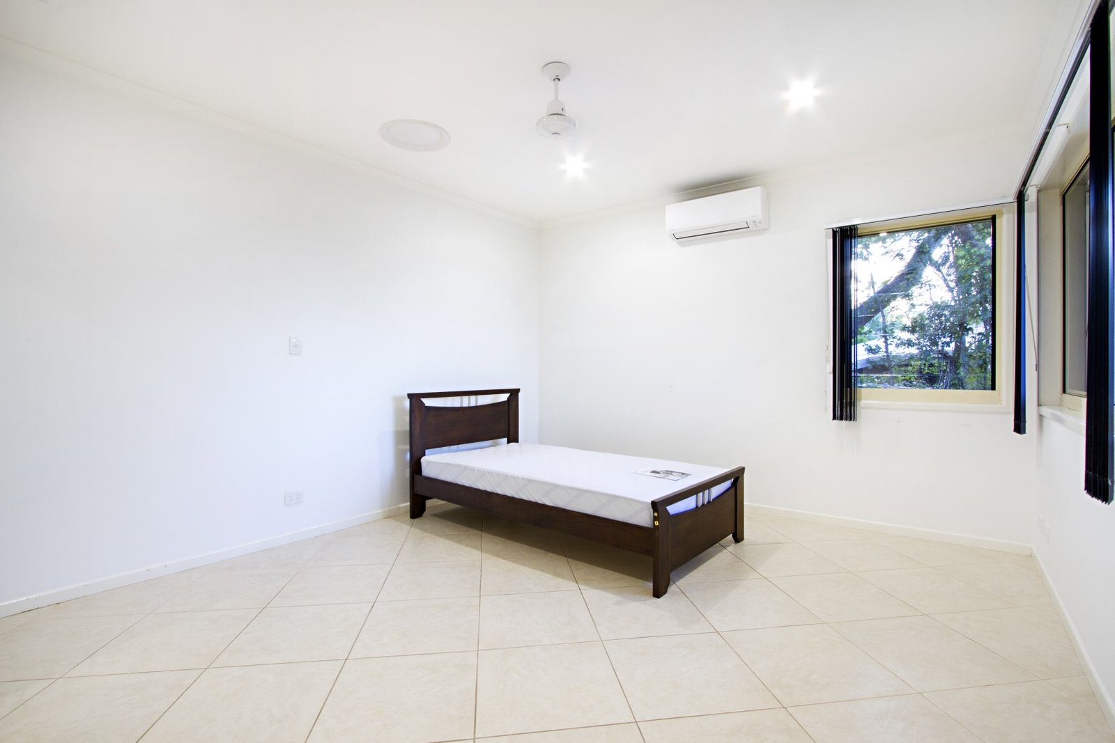 4 Airlie Crescent AIRLIE BEACH 21