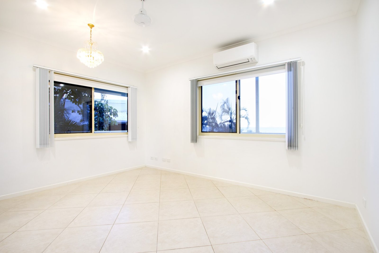 4 Airlie Crescent AIRLIE BEACH 22