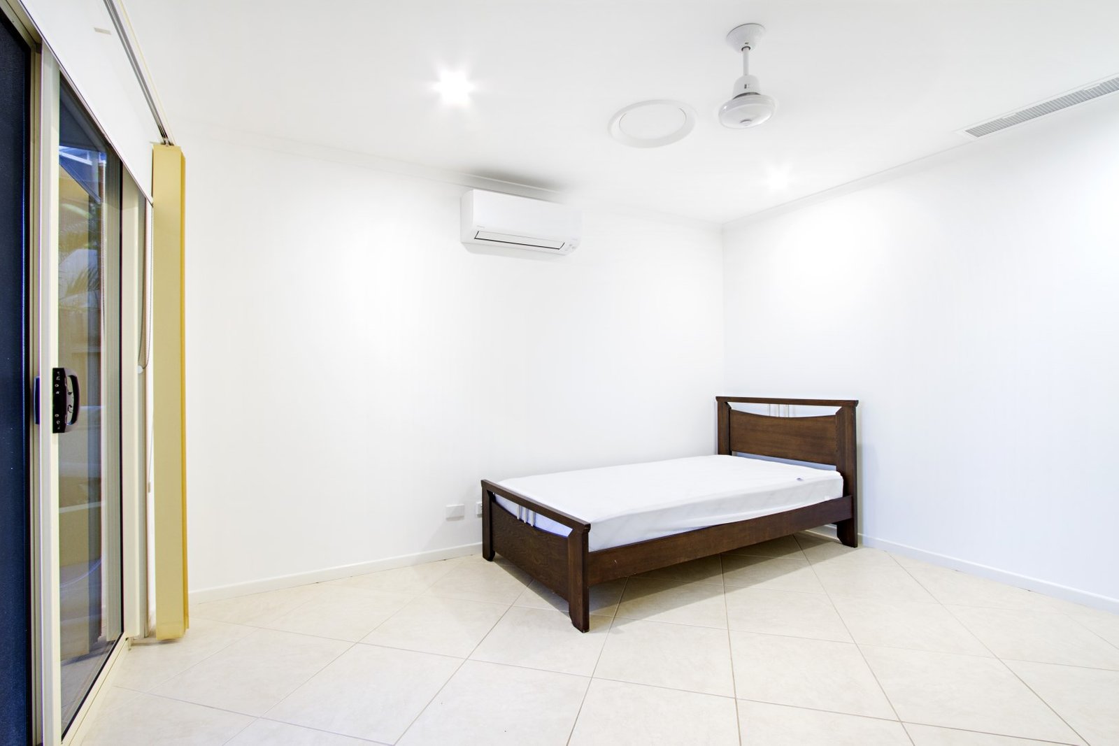 4 Airlie Crescent AIRLIE BEACH 23