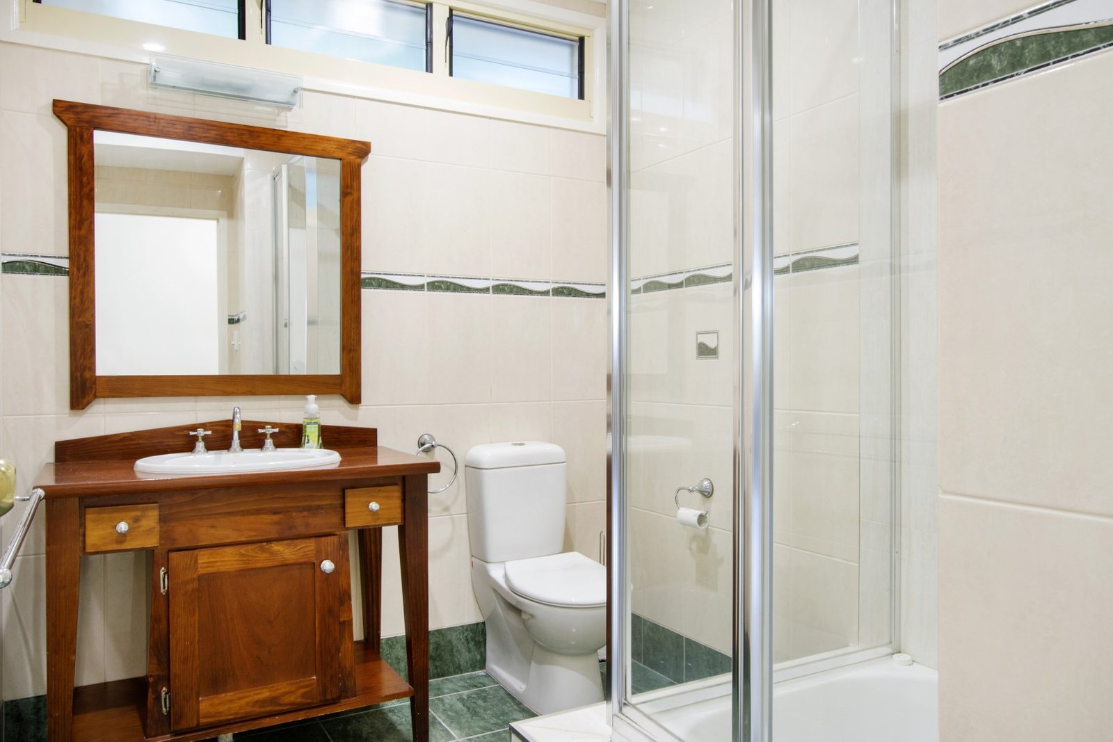 4 Airlie Crescent AIRLIE BEACH 24