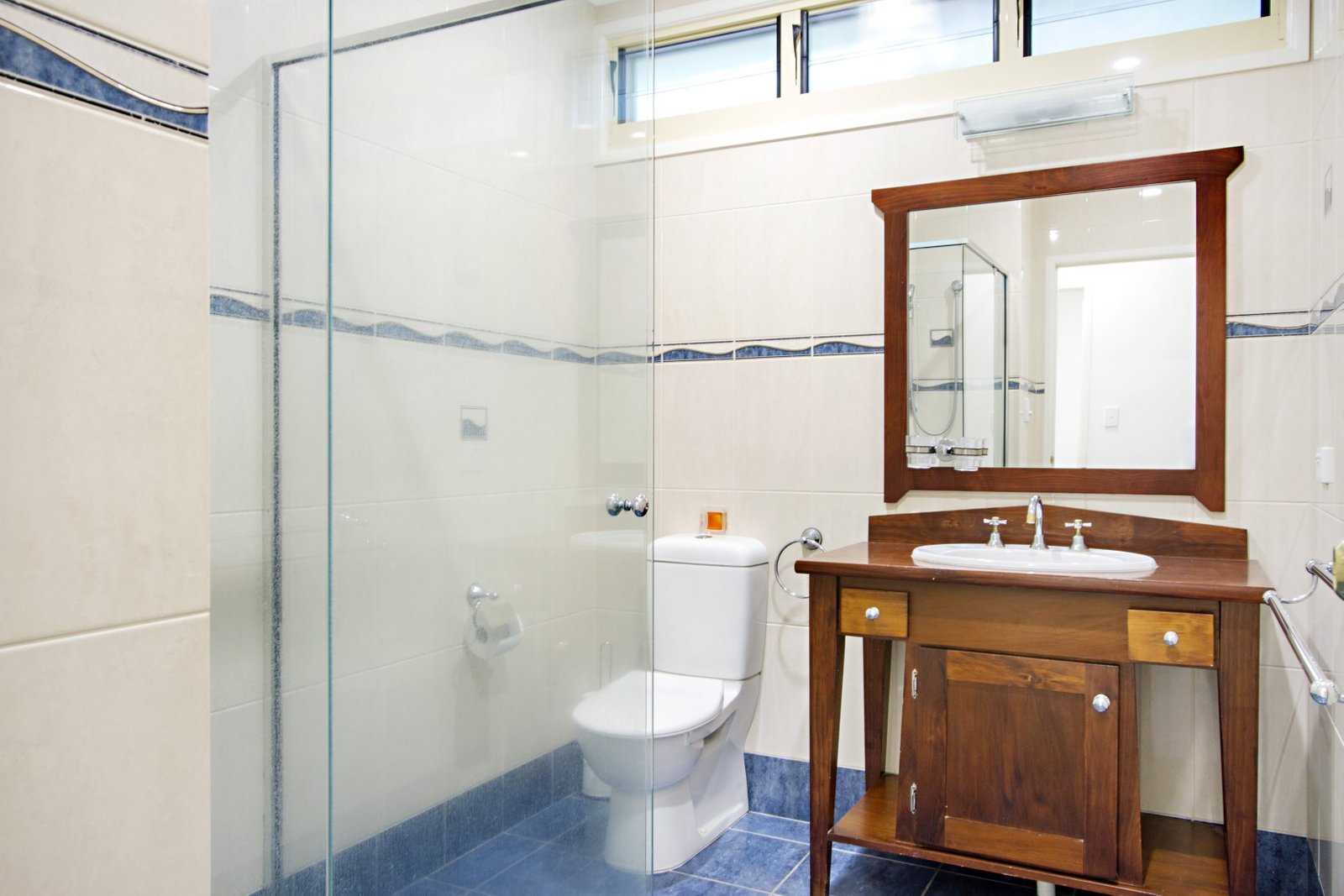 4 Airlie Crescent AIRLIE BEACH 25