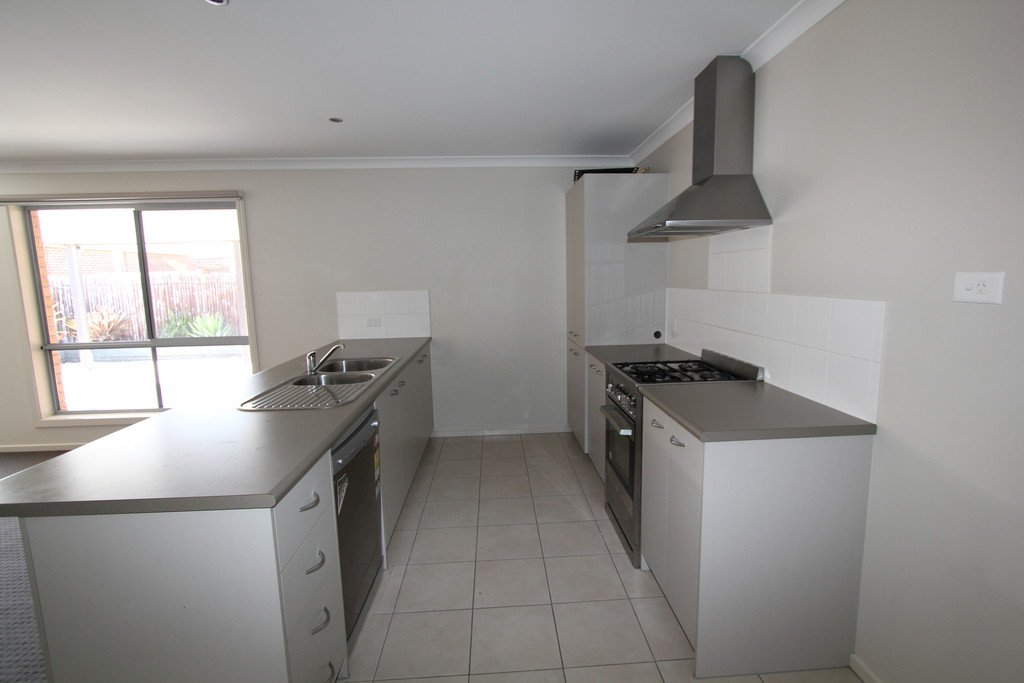 4 Ascot Gardens Drive DELACOMBE 2