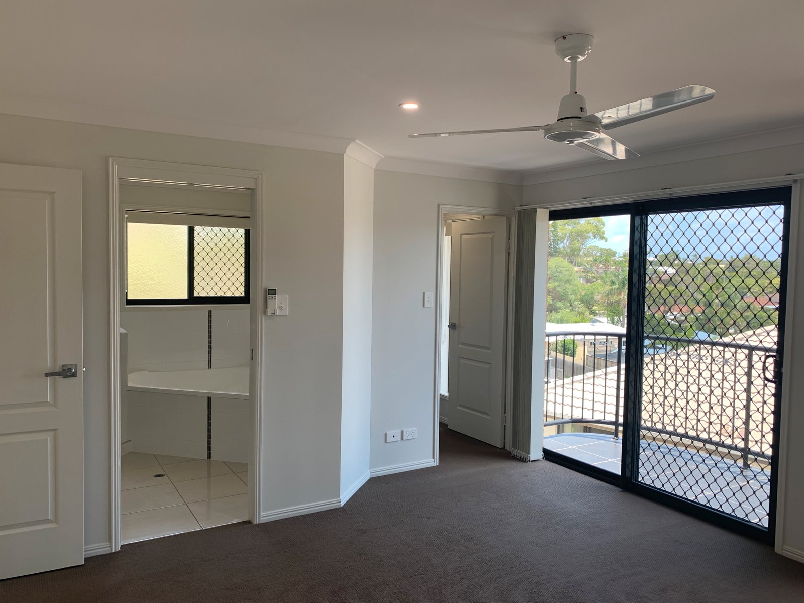 4 BESSIE Court BOYNE ISLAND 9