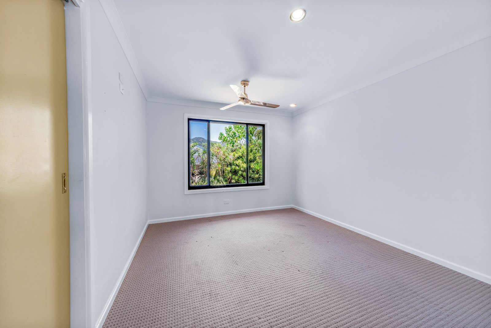 4 Daydream Court CANNONVALE 15