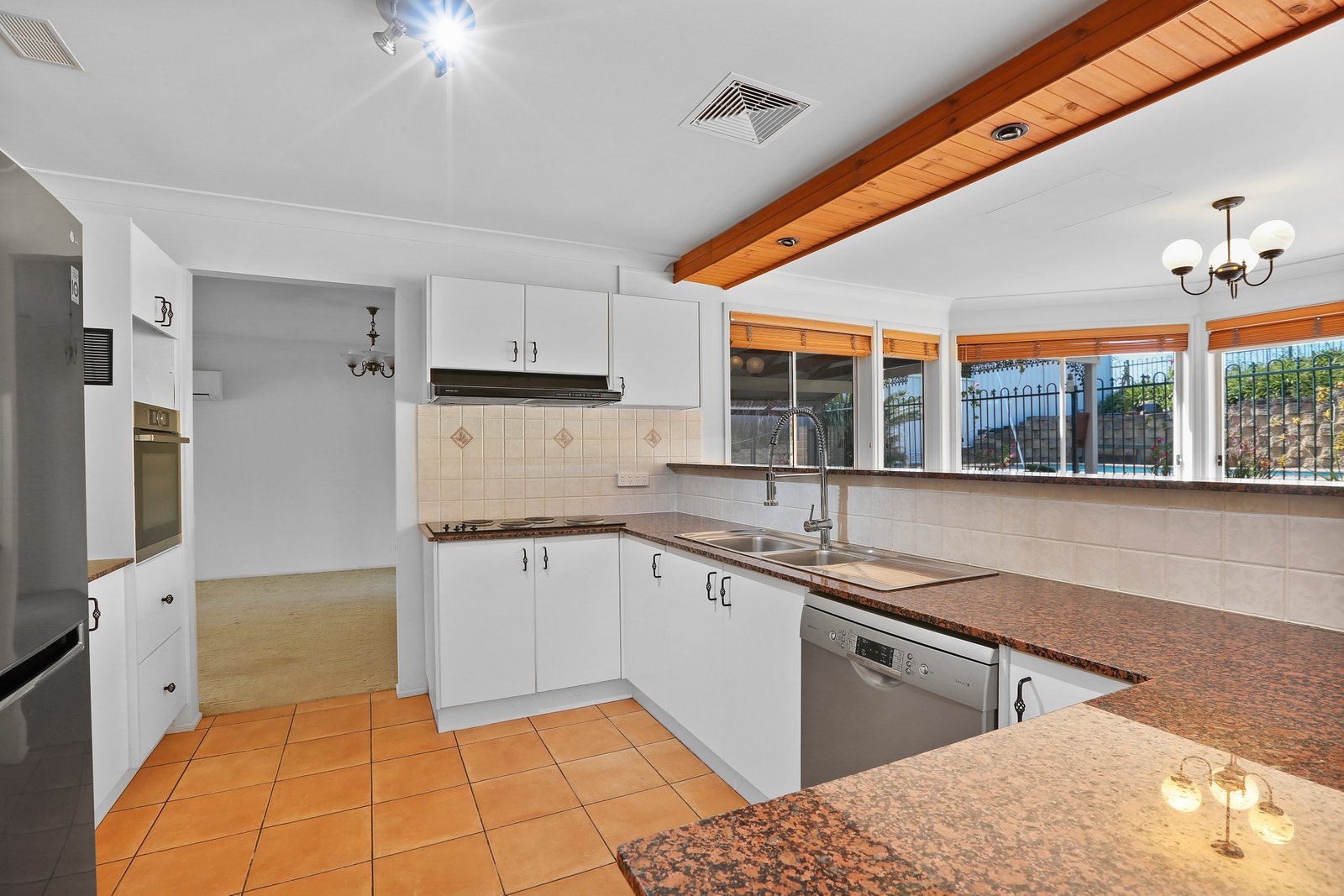 4 Downes Place JAMBEROO 3