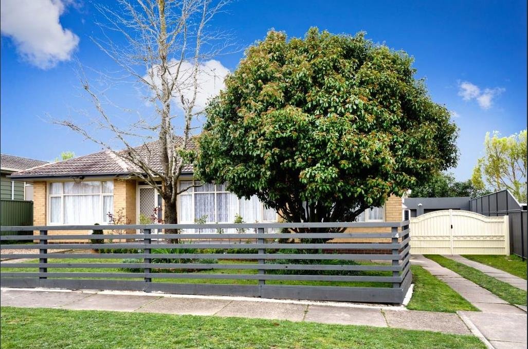 4 Edlyn Street WENDOUREE 1