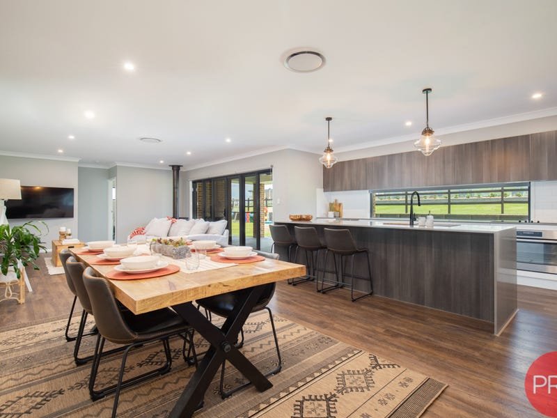 4 Esk Circuit MAITLAND VALE 6