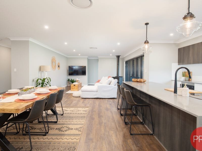 4 Esk Circuit MAITLAND VALE 8