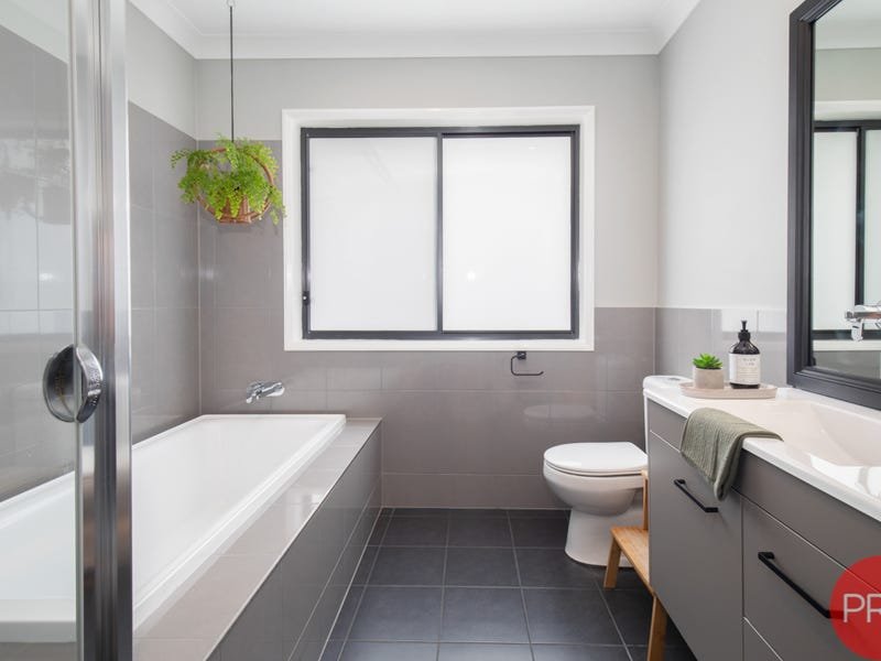 4 Esk Circuit MAITLAND VALE 18