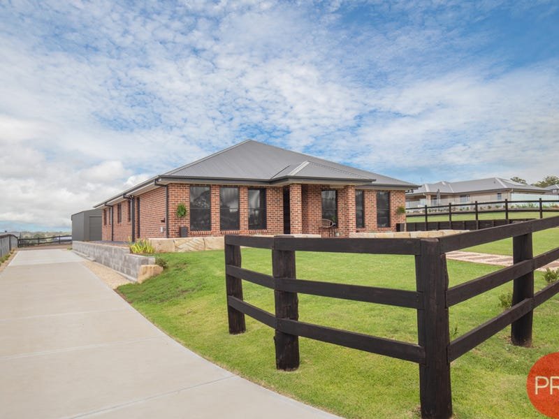 4 Esk Circuit MAITLAND VALE 24