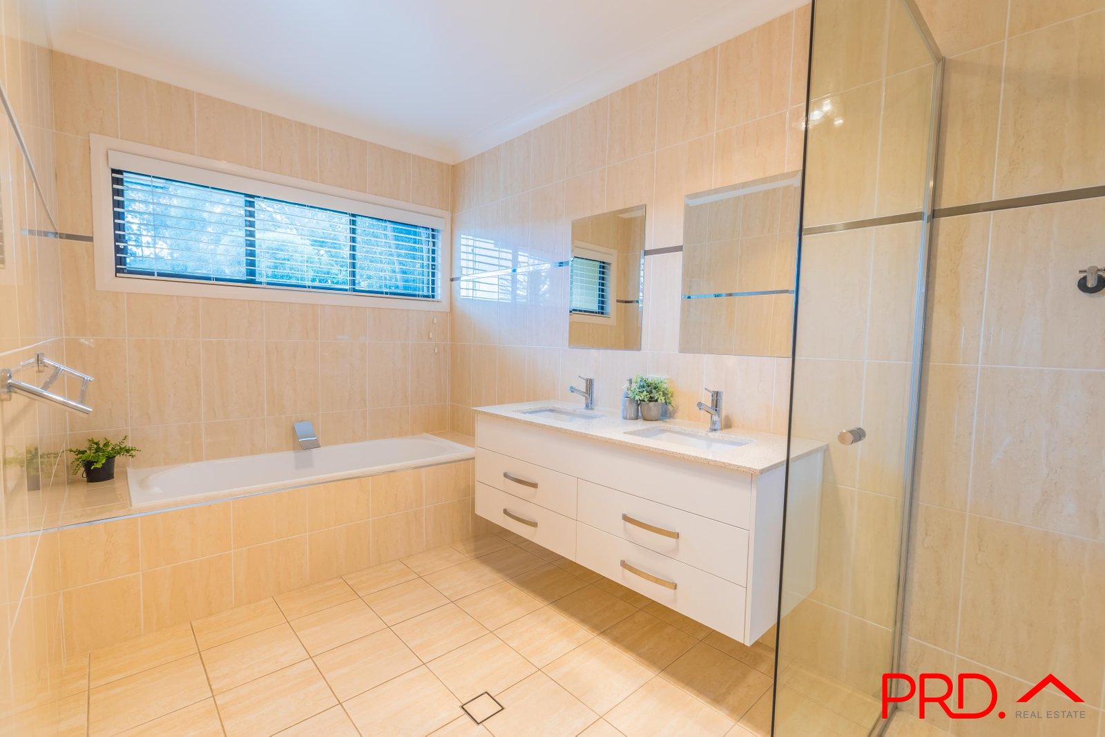 4 Glenview Place TAMWORTH 16