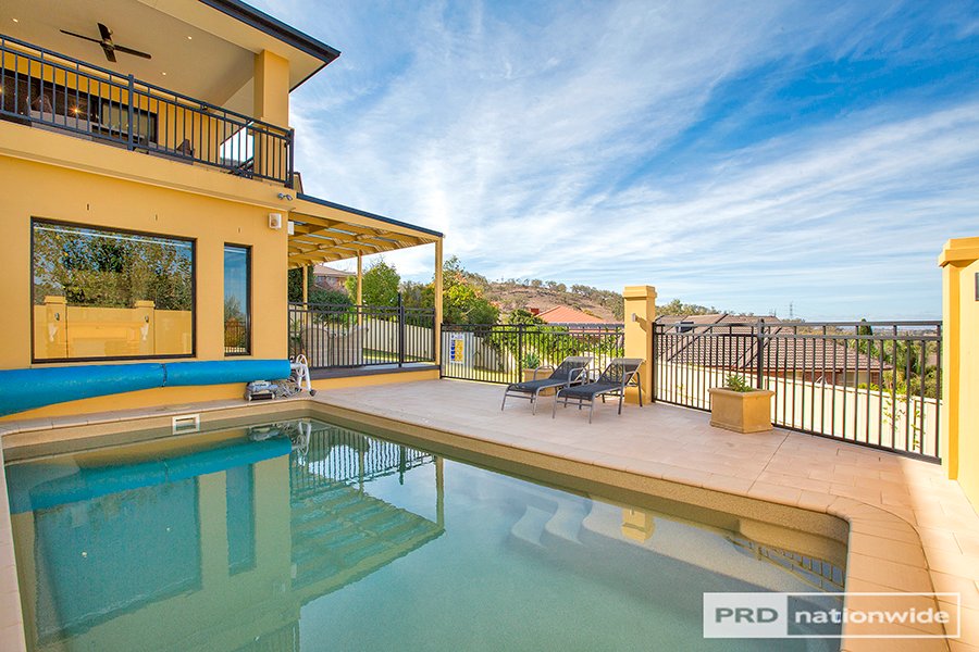 4 Glenview Place TAMWORTH 5