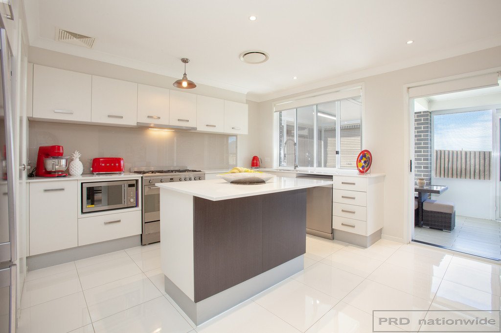 4 Golden Whistler Avenue ABERGLASSLYN 6