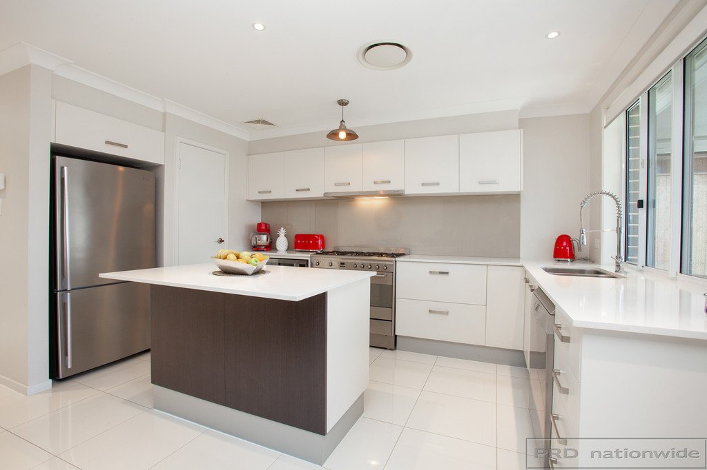 4 Golden Whistler Avenue ABERGLASSLYN 7