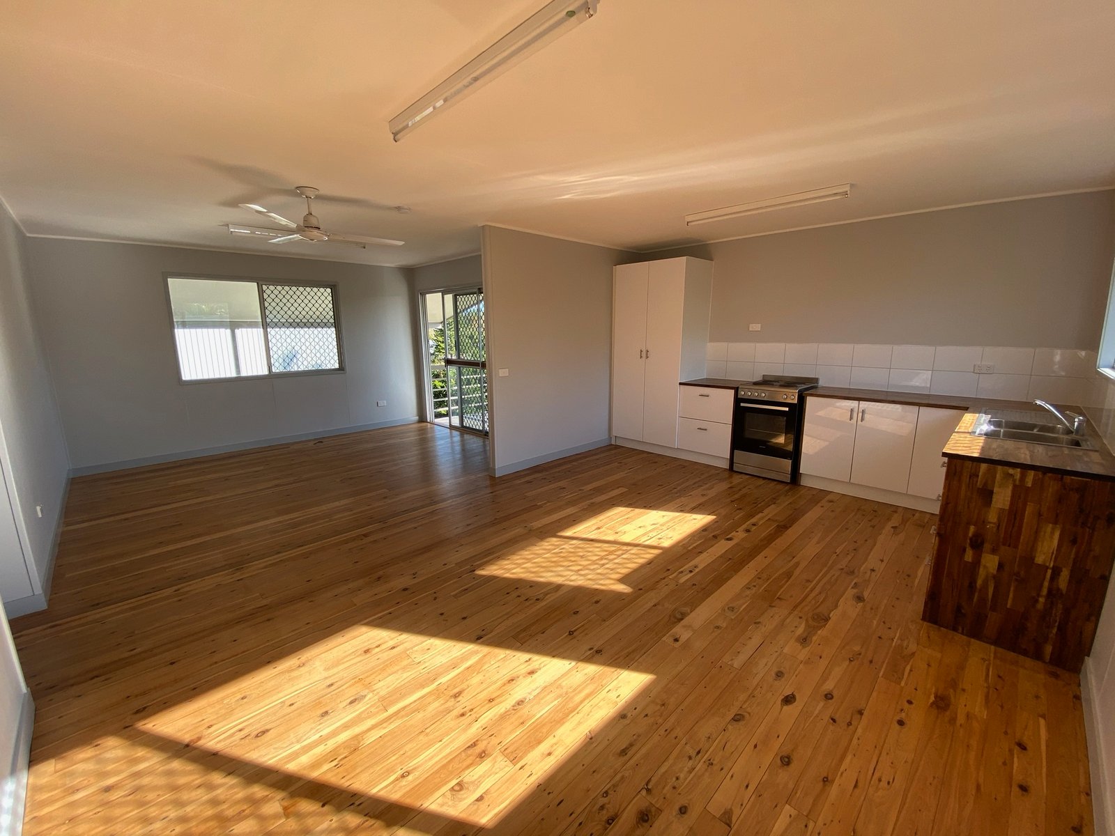 4 HENDERSON Street MIRIAM VALE 2