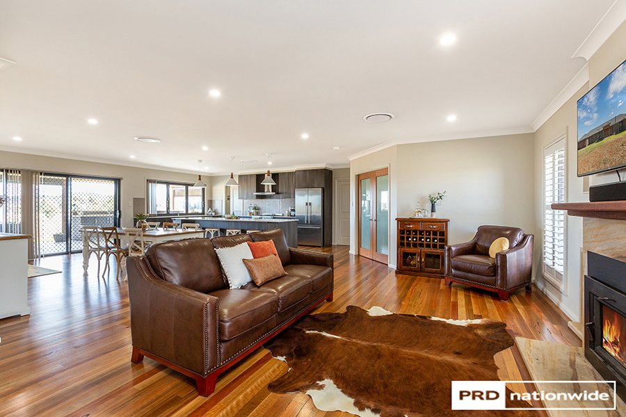 4 Horseshoe Place TAMWORTH 4