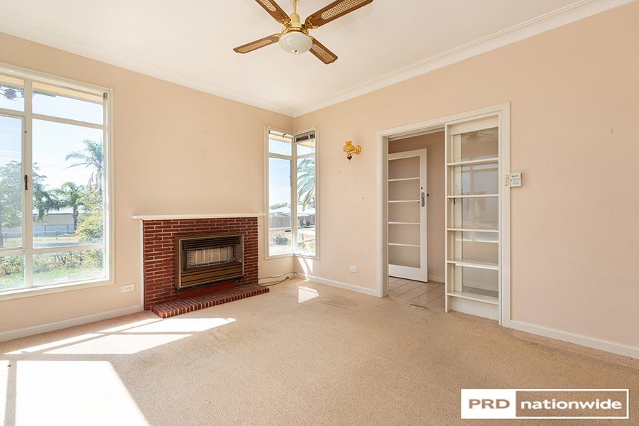 4 Joan Street TAMWORTH 7