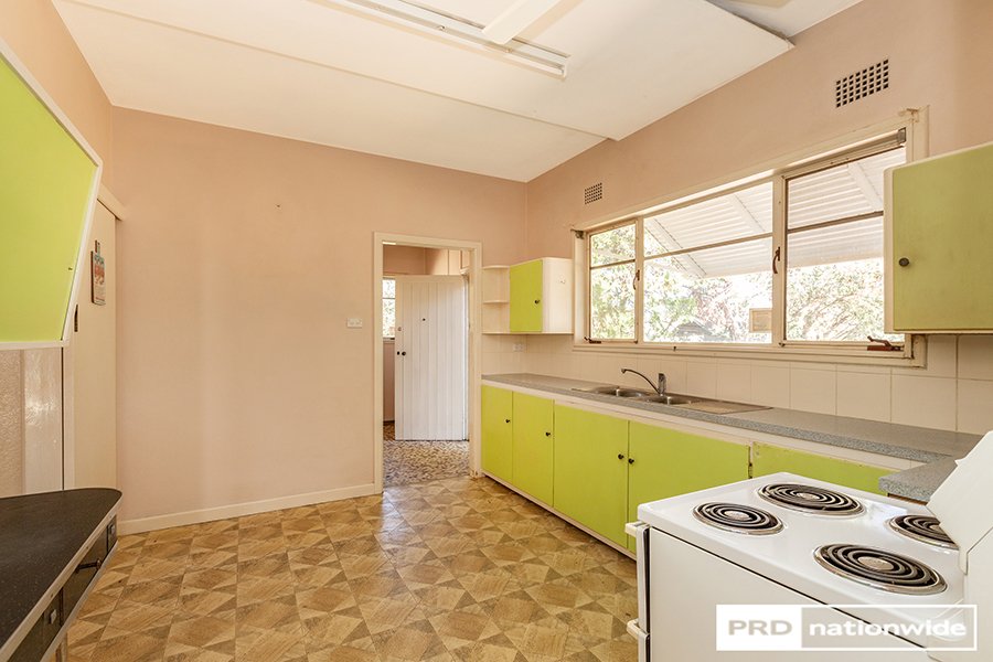 4 Joan Street TAMWORTH 21