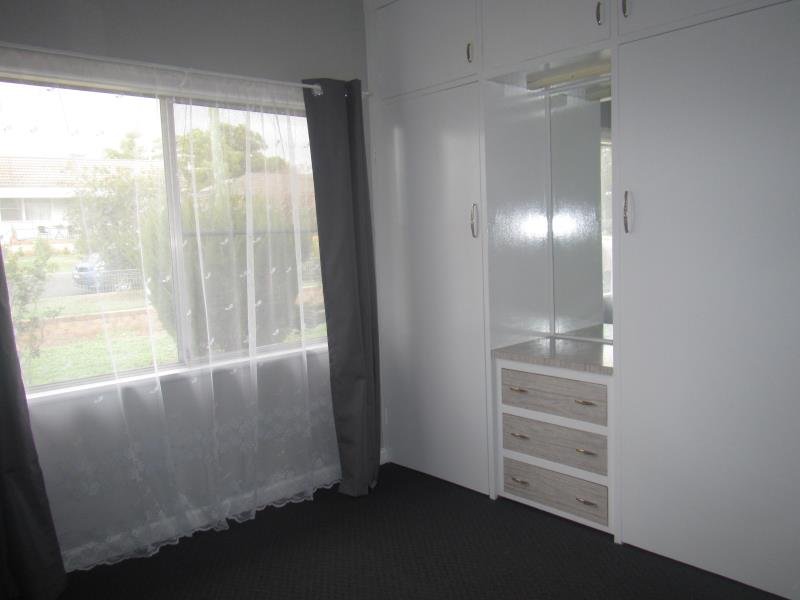 4 John Street TAMWORTH 3