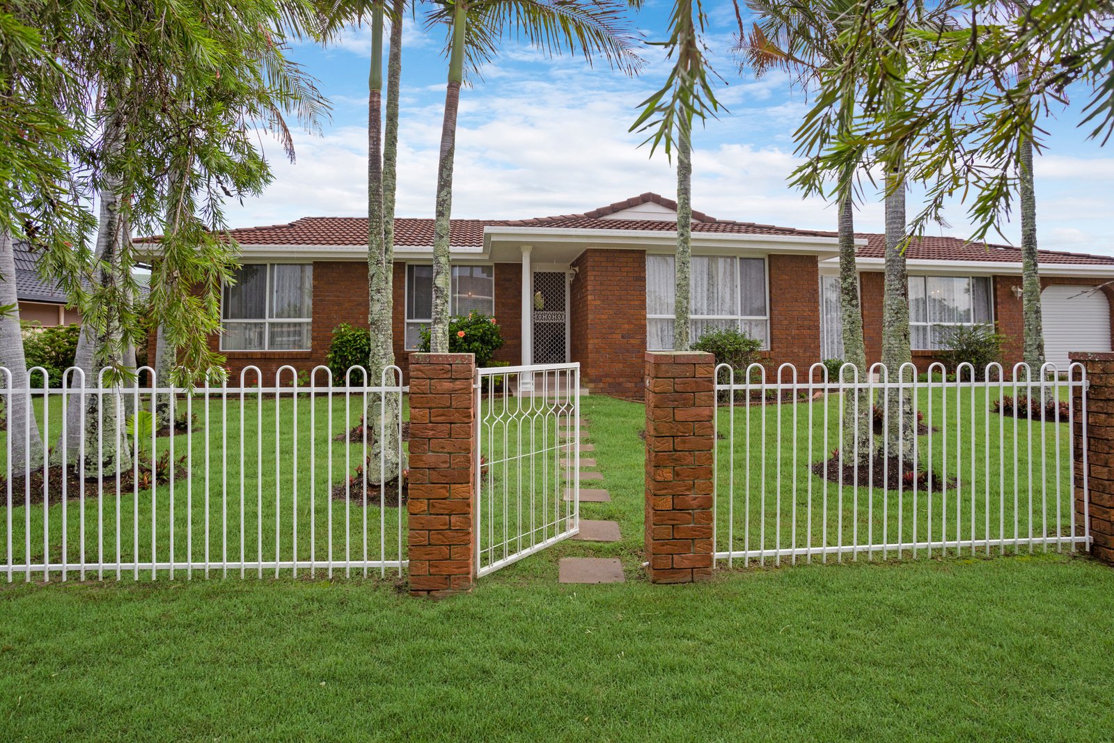 4 Kinglet Street BURLEIGH WATERS 10