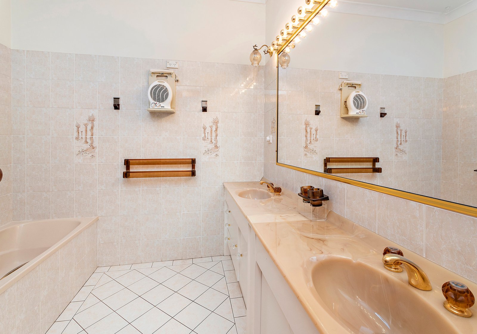 4 Kingsley Drive LAKE HEIGHTS 3