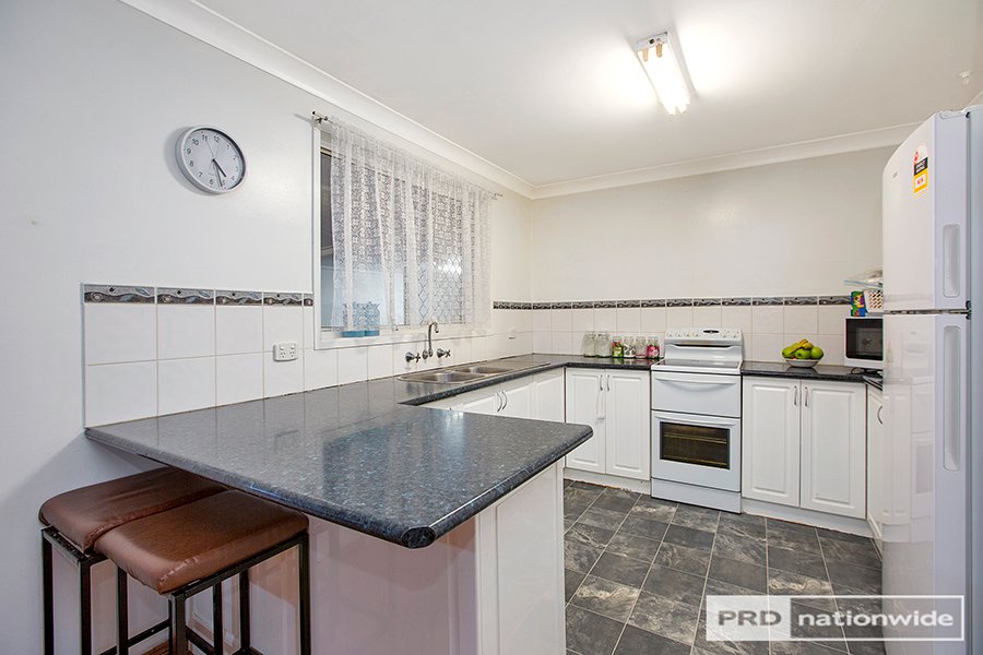 4 Lawson Place TAMWORTH 3