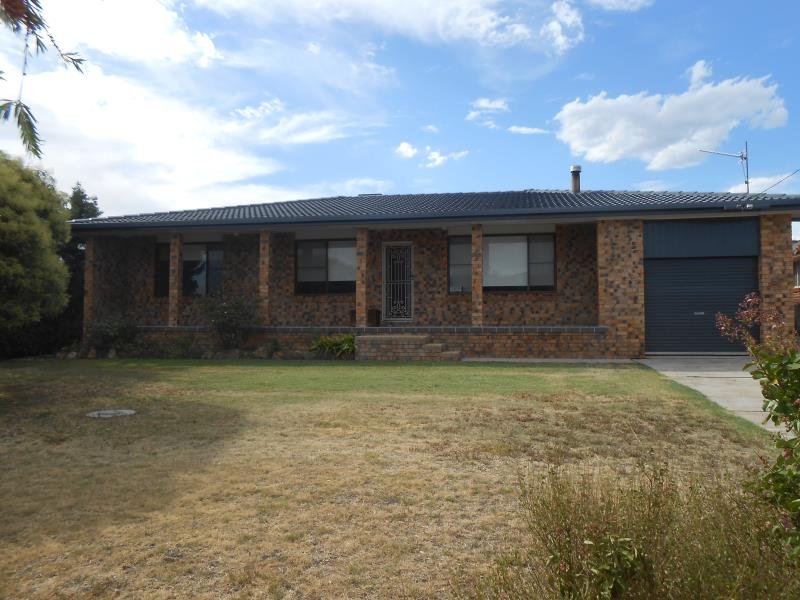 4 Lindon Crescent TAMWORTH 1
