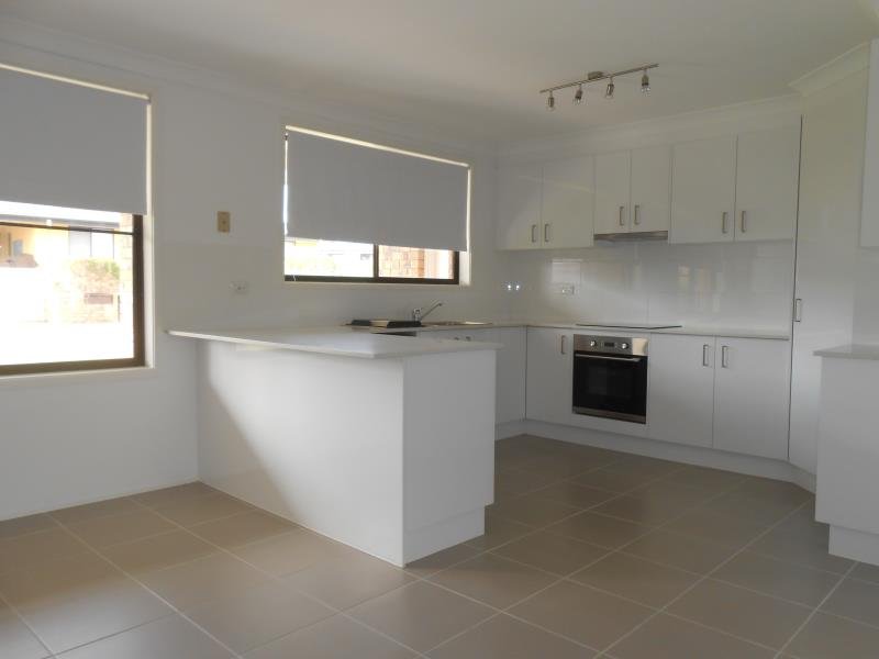 4 Lindon Crescent TAMWORTH 2