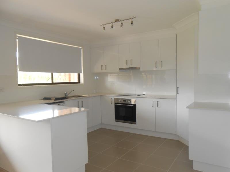 4 Lindon Crescent TAMWORTH 3