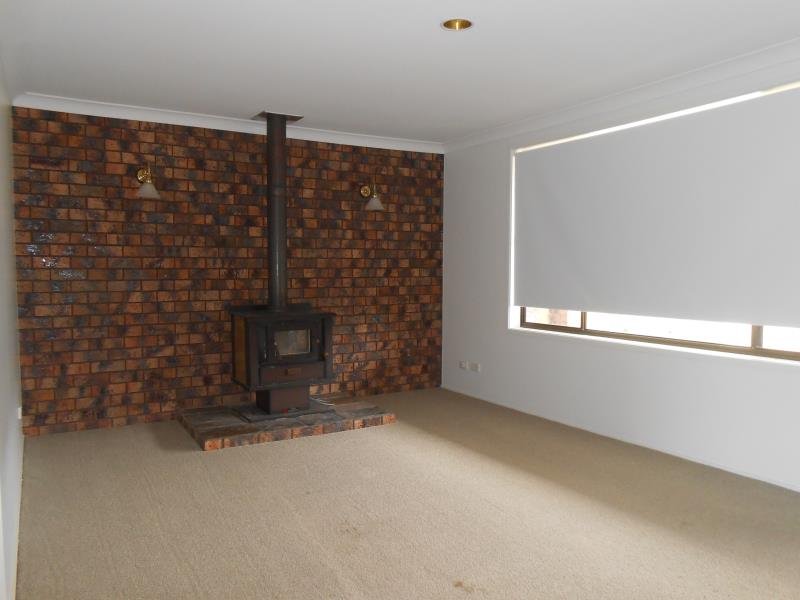 4 Lindon Crescent TAMWORTH 6