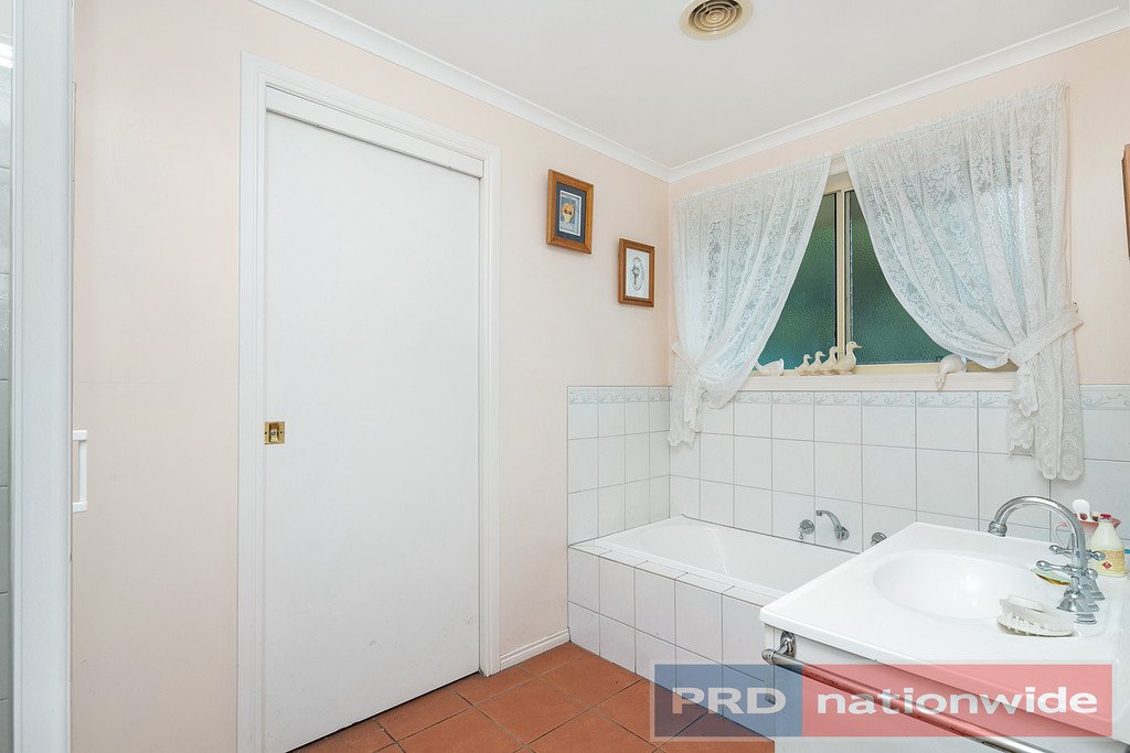 4 Mancev Court BROWN HILL 3