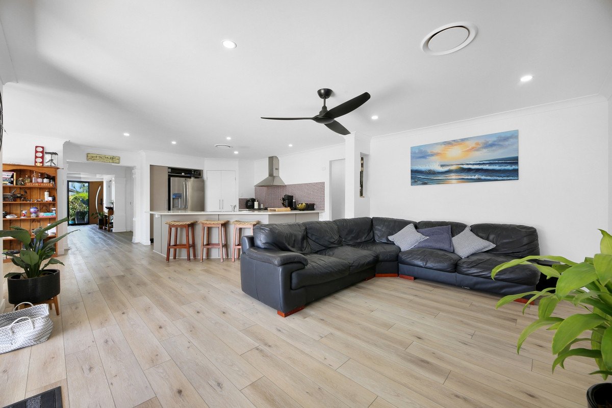 4 Northlakes Drive Elanora 8