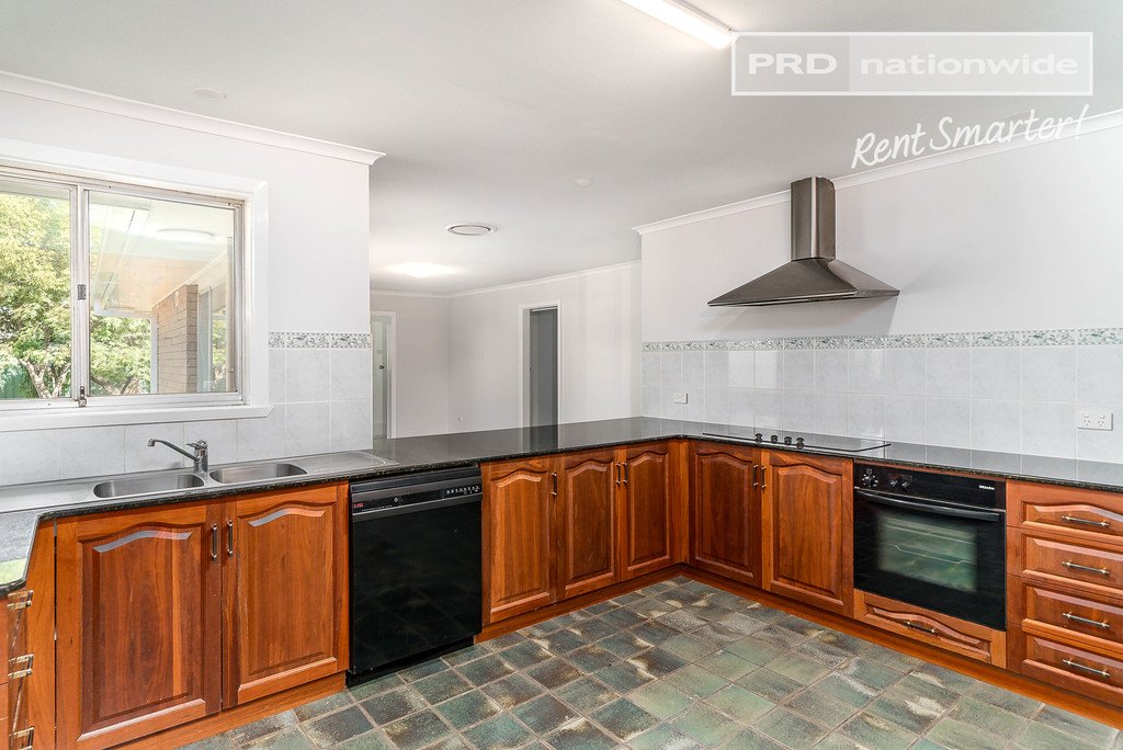 4 Oleander Crescent LAKE ALBERT 1