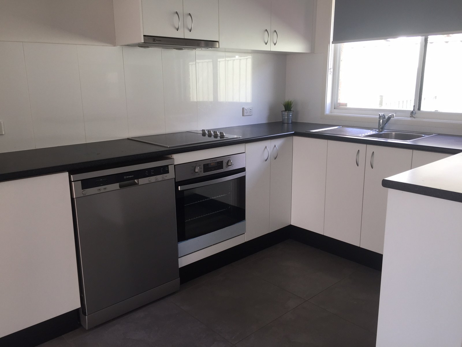 4 Paul Close CRANEBROOK 1