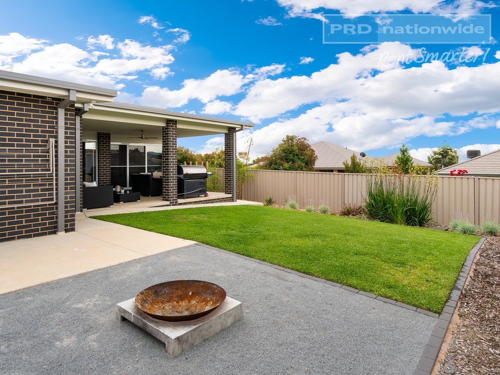 4 Pooginook Place BOURKELANDS 12