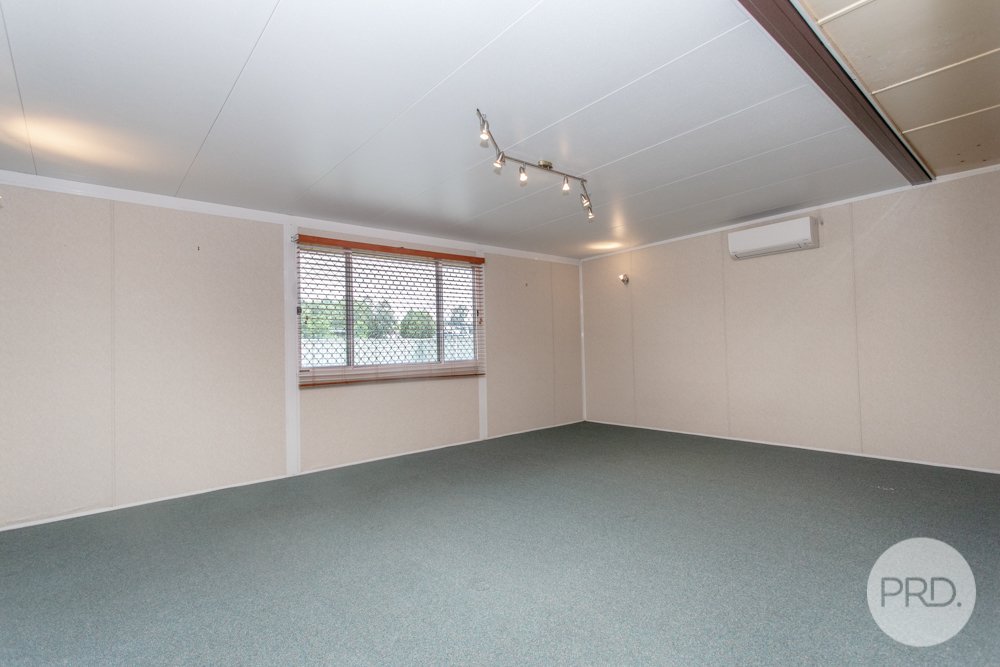 4 Railway Row EMU PLAINS 11