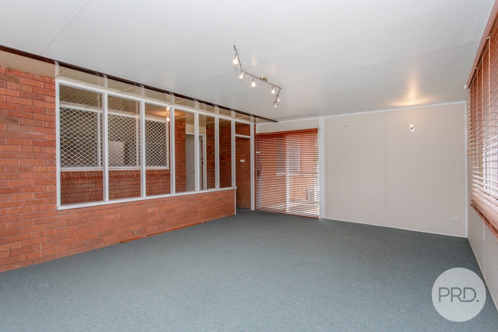 4 Railway Row EMU PLAINS 12